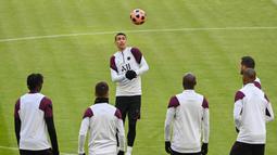 Pemain Paris Saint-Germain (PSG), Angel Di Maria, mengontrol bola saat sesi latihan jelang laga perempat Liga Champions di Munich, Jerman, Rabu (7/4/2021). PSG akan berhadapan dengan Bayern Munchen. (AFP/Christof Stache)