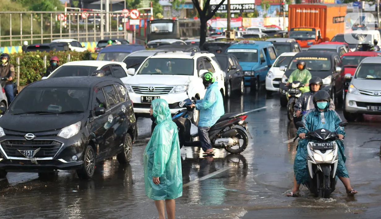 Suasana arus lalu lintas di jalan Margonda Raya, Kota Depok, Jawa Barat, Jumat (29/5/2020). Tersumbatnya aliran air menyebabkan sebagian ruas jalan Margonda Raya sempat tergenang air serta menyebabkan arus lalu lintas tersendat. (LIputan6.com/Helmi Fithriansyah)