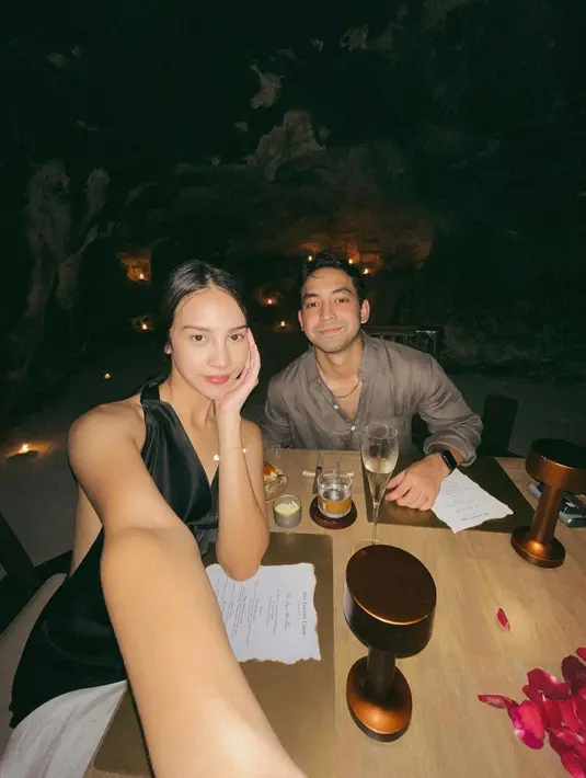 Anya pun membagikan momen dinner romantisnya bareng sang pacar. Dalam foto yang dibagikan Anya tampil cantik dalam balutan halter mini dress berwarna hitam. @anyageraldine.
