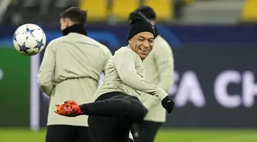 Penyerang Paris Saint-Germain (PSG) Kylian Mbappe mengikuti sesi latihan jelang laga terakhir penyisihan grup Liga Champions, di Signal Iduna Park di Dortmund, Jerman, Selasa (12/12/2023). (AP Photo/Martin Meissner)