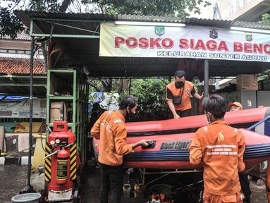 Petugas PPSU menyiapkan perahu karet saat kegiatan antisipasi banjir di Posko Siaga Bencana Kelurahan Sunter Agung, Jakarta, Senin (18/10/2021). Kegiatan ini digelar dalam rangka memeriksa kesiapan tim dan perlengkapan SAR untuk penanganan banjir saat musim penghujan. (merdeka.com/Iqbal S. Nugroho)