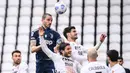 Bek Juventus, Leonardo Bonucci (atas) menyundul bola di antara para pemain Benevento dalam laga lanjutan Liga Italia 2020/2021 pekan ke-28 di Allianz Stadium, Turin, Mknggu (21/3/2021). Juventus kalah 0-1 dari Benevento. (AFP/Marco Bertorello)