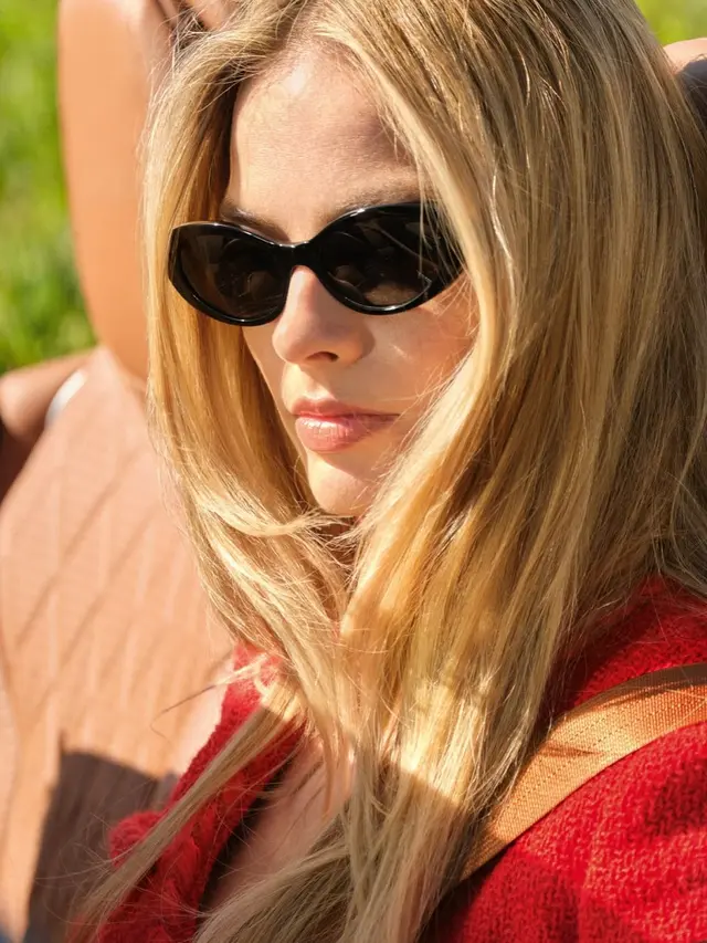 Tampilan Serba Merah Margot Robbie dalam Debutnya Sebagai Wajah Baru Parfum Ikonik Chanel N°5