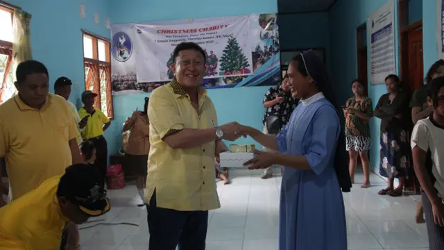 Partai Golkar membagikan makan siang dan susu gratis di empat titik di Kabupaten Manggarai Barat di Provinsi Nusa Tenggara Timur (NTT).