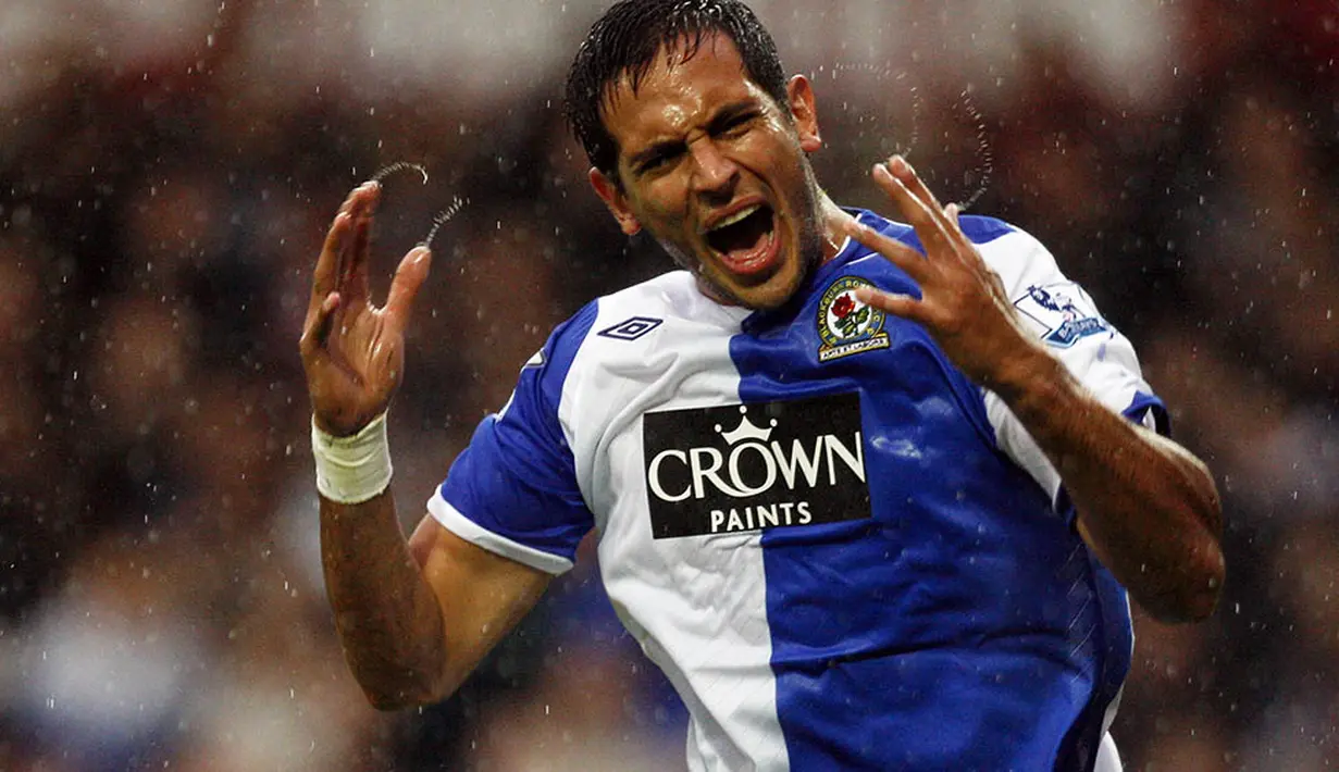 1. Roque Santa Cruz, pada musim 2007/08 bersama Blackburn dirinya mampu menyarangkan 19 gol.  Kepiawaiannya membuat Manchester City mendatangkan striker asal Paraguay ini, namun dirinya malah gagal bersinar bersama Citizens. (AFP/Paul Ellis)