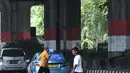 Pejalan kaki menyeberangi jalan di JPO di Prumpung, Jakarta, Selasa (18/9). Minimnya kesadaran warga menyeberangi jalan tanpa menggunakan JPO dapat membahayakan keselamatan serta menyebabkan kecelakaan.(merdeka.com/ Iqbal S. Nugroho)