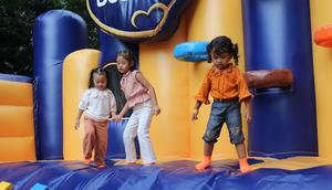 Selain nutrisi, aktivitas fisik seperti bermain juga mendukung perkembangan motorik anak. Salah satunya adalah bermain di wahana rumah balon. (Foto: Banyu Communications)