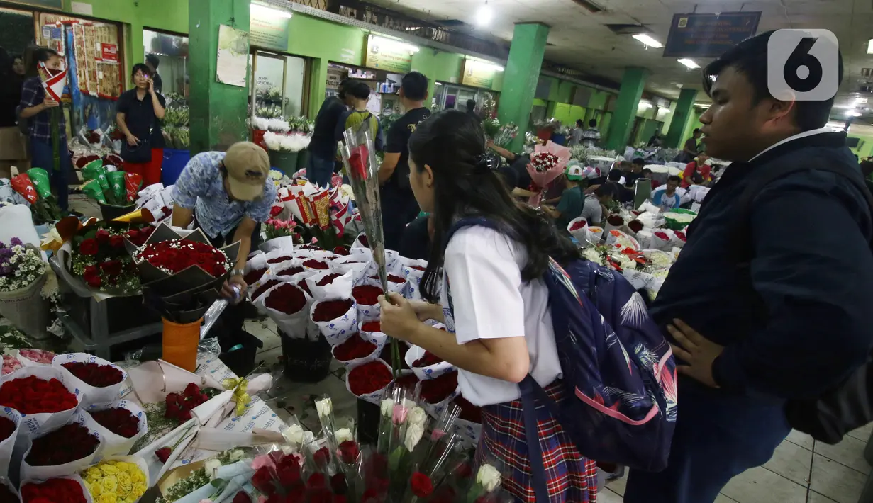 Pembeli memilih bunga di Pasar Bunga Rawa Belong, Jakarta Barat, Kamis (13/2/2020). Para pedagang mengaku mengalami kenaikan omzet hingga 50 persen jelang perayaan Hari Valentine yang jatuh setiap tanggal 14 Februari. (Liputan6.com/Angga Yuniar)