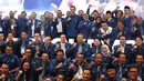 Ketua Umum Partai Demokrat, Susilo Bambang Yudhoyono bersama Ani Yudhoyono  berfoto bersama dengan kader seusai acara penutupan Pembekalan Caleg DPR RI Partai Demokrat di Jakarta, Minggu (11/11). (Liputan6.com/Herman Zakharia)