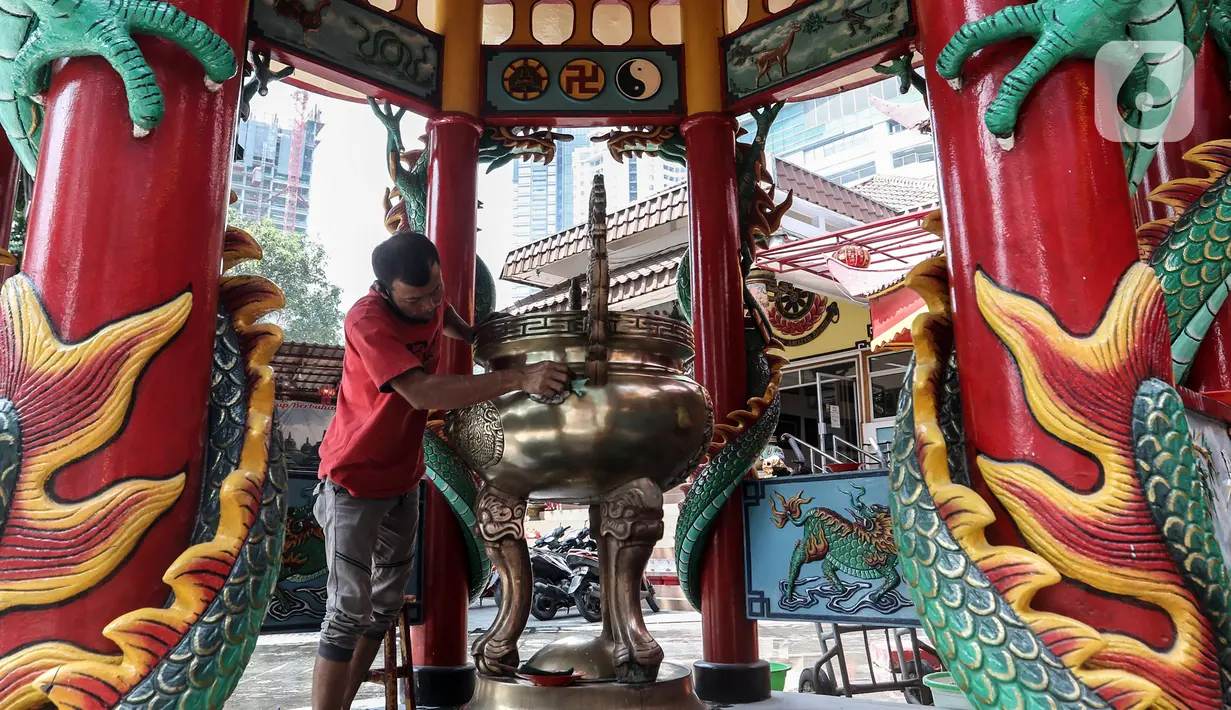 Seorang warga keturunan Tionghoa melakukan ritual bersih-bersih di Vihara Amurva Bhumi, Jakarta, Sabtu (14/1/2022). Tradisi ini rutin dilakukan jelang perayaan Tahun Baru Imlek. (Liputan6.com/Johan Tallo)