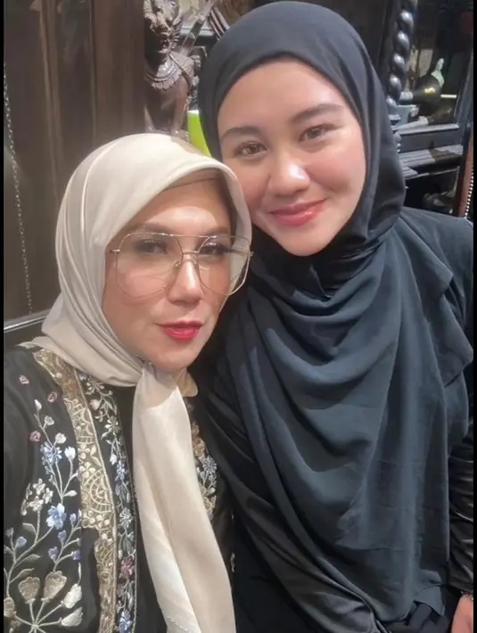 Aaliyah Massaid kali ini mengikuti kajian bulanan yang dihadiri oleh banyak teman-teman artis. Kajian kali ini diadakan di rumah Ahmad Dhani. Ada juga yang mengaitkan banyak perubahan setelah dikabarkan dekat dengan Thariq Halilintar. Sedangkan menurut Angelina Sondakh, ibu sambungnya ia kini jadi lebih rajin beribadah.  [Instagram/marinizumarnisreal]