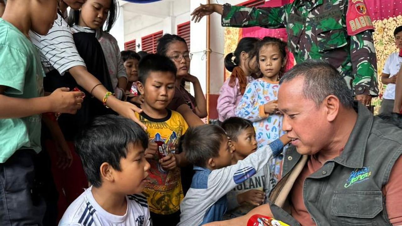 Wali Kota Bekasi Tri Adhianto Serahkan Langsung Bantuan Wali Kota Bekasi Sumbar untuk Korban Banjir