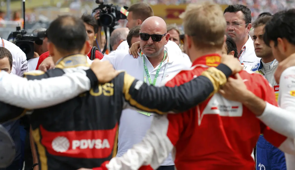 Philippe Bianchi (tengah), ayah Jules Bianchi, bersama para pebalap F1 mengheningkan cipta selama satu menit sebelum memulai balapan. (Reuters/Laszlo Balogh)