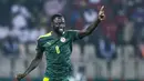 Gelandang Senegal Cheikhou Kouyate berselebrasi setelah mencetak gol ke gawang Guinea Ekuatorial pada pertandingan perempat final Piala Afrika (CAN) 2021 di Stade Ahmadou Ahidjo di Yaounde (31/1/2022). Senegal menang atas Guinea Ekuatorial 3-1. (AFP/Charly Triballeau)