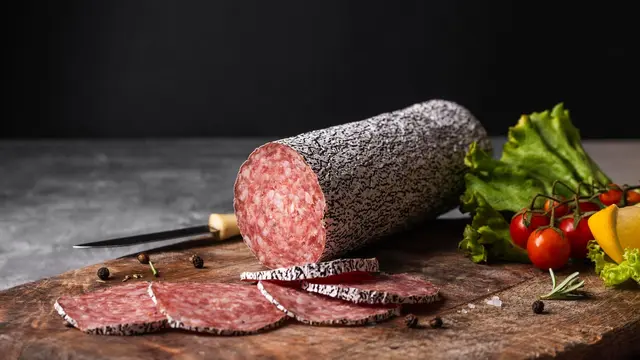 Ilustrasi mengonsumsi daging salami mentah