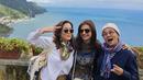 Dalam momen liburannya ke Italia, terlihat bahwa Najwa Shihab mengunjungi Amalfi yang menghadirkan pemandangan indah pantai di provinsi Salerno. Dalam momen ini ia gunakan untuk abadikan potret kebersamaan dengan orang terdekatnya. (Liputan6.com/IG/@najwashihab)