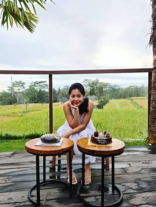Tengah menjalani liburan di Bali, Lulu Tobing memilih untuk menginap di Ubud yang jauh dari pantai. Menikmati ketenangan, ia pun tampil stylish dengan dress berwarna putih yang makin memancarkan pesona kecantikannnya. (Liputan6.com/IG/@lutob)