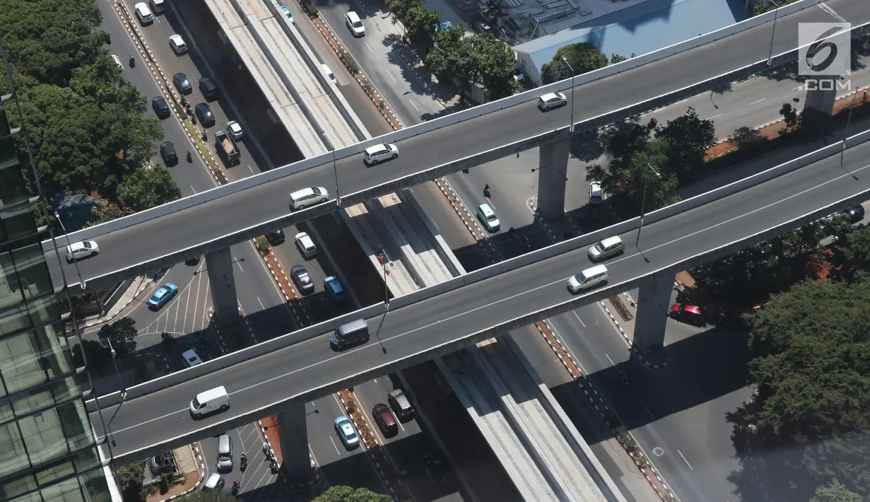 Lintasan Light Rail Transit (LRT) Jabodebek, tampak masih dalam tahap penyelesaian di Rasuna Said, Kuningan, Jakarta, Rabu (21/8/2019). Jadwal pengoperasian LRT Jabodebek molor dari target yang pada awalnya direncanakan bisa beroperasi pada 2019. (Liputan6.com/Angga Yuniar)