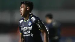 Gelandang Persib Bandung, Febri Hariyadi saat melawan Persiraja Banda Aceh dalam laga matchday ke-3 Grup D Piala Menpora 2021 di Stadion Maguwoharjo, Sleman, Jumat (2/4/2021). Persib menang 2-1 atas Persiraja. (Bola.com/M Iqbal Ichsan)
