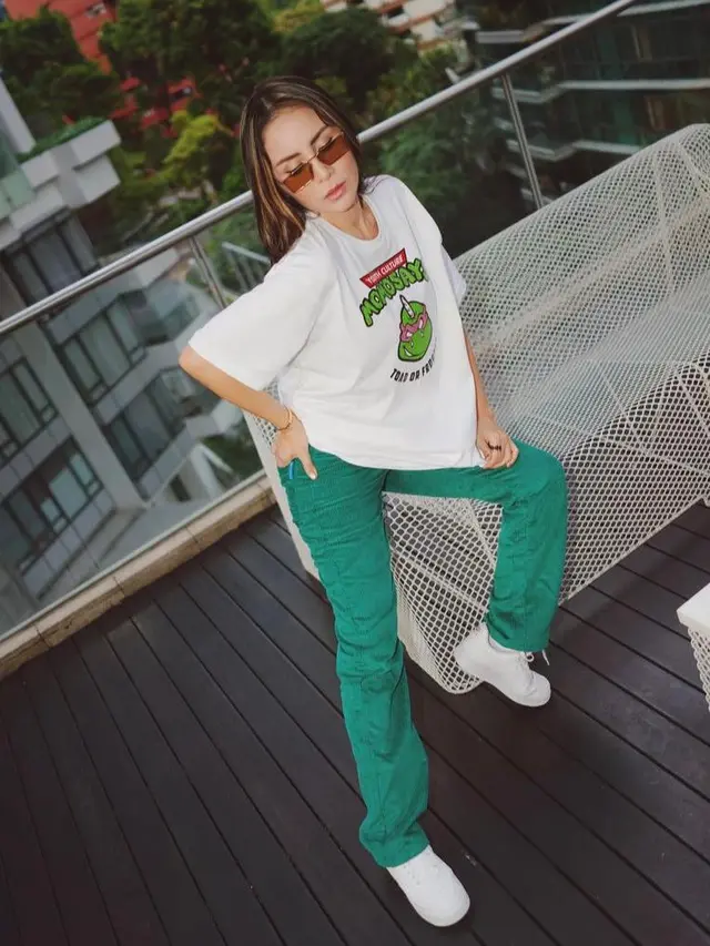 9 Potret Gaya Momo Geisha Liburan di Singapura, Semakin Menawan dengan Outfit Kekinian