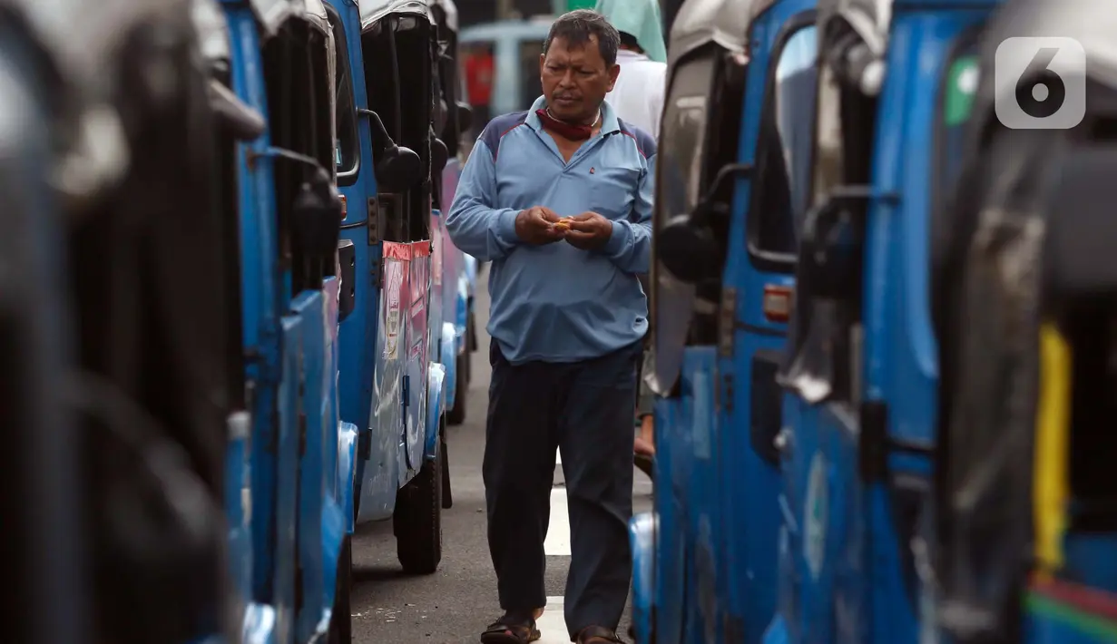 Pengemudi bajaj menunggu penumpang di jalur khusus angkutan umum Stasiun Tanah Abang, Jakarta Pusat, Jumat (5/6/2020). Stasiun Tanah Abang punya wajah baru dengan menyediakan jalur khusus angkutan umum mulai dari angkot, bajaj, hingga ojek. (Liputan6.com/Johan Tallo)