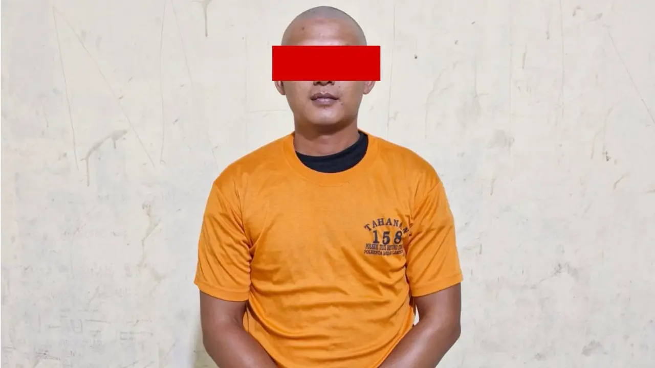 Pelaku AT diamankan polisi setelah kepergok merekam tetangganya sendiri saat mandi di sebuah rumah kontrakan di Bandar Lampung