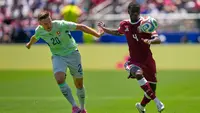 Pemain Swiss, Michel Aebischer (kiri), berebut bola dengan pemain Qatar, Issa Laye, dalam pertandingan Grup B Piala Dunia 2026, Minggu (14/6/2026). (AP Photo/Eugene Hoshiko)