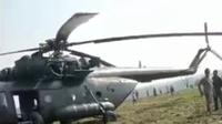 Helikopter milik TNI AD mendarat darurat di area persawahan wilayah Dukuh Tindik, Desa Kadengan, Kecamatan Randublatung, Kabupaten Blora, Jawa Tengah, Sabtu (2/11/2024). (Liputan6.com/ Ahmad Adirin)
