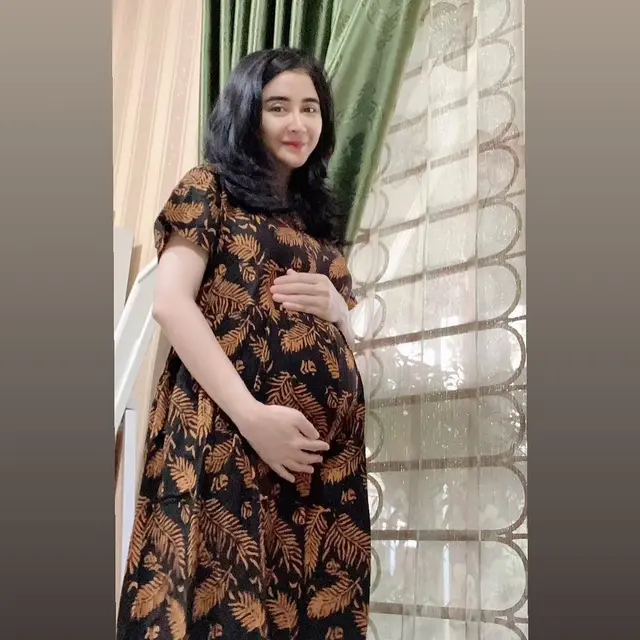 Hamil di Usia 39, Ini 6 Potret Uut Permatasari Pamer Baby Bump