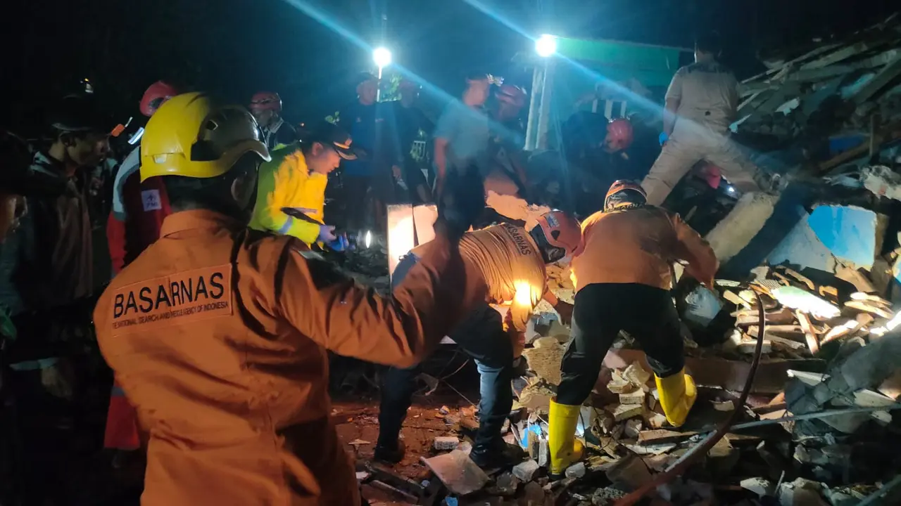 Longsor di Purworejo, Selasa (19/11/2024). Dilaporkan empat orang tertimbun material longsoran. (Foto: Liputan6.com/Basarnas Cilacap)