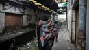 Imigran menggunakan telepon selular di sudut sebuah gudang tak terpakai yang dijadikan tempat tinggal di Belgrade, Serbia, 11 November 2016. Menurut badan pengungsi PBB, sekitar 6.400 imigran saat ini terdaftar di Serbia. (REUTERS/Marko Djurica)