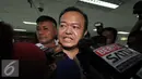 Patrice Rio Capella menjawab pertanyaan wartawan usai menjalani sidang perdana di Pengadilan Tipikor, Jakarta (9/11). Rio didakwa menerima gratifikasi Rp 200 juta dari Isteri Gubernur nonaktif Sumatera Utara. (Liputan6.com/Helmi Afandi)