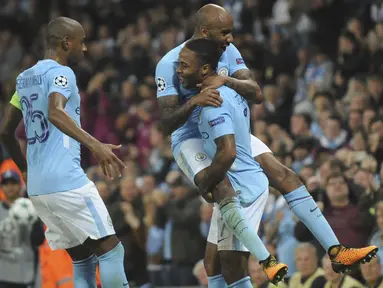 Para pemain Manchester City merayakan gol Raheem Sterling saat melawan Shakhtar Donetsk pada laga grup F Liga Champions di Etihad stadium, Manchester, (26/9/2017). City menang 2-0. (AP/Rui Vieira)