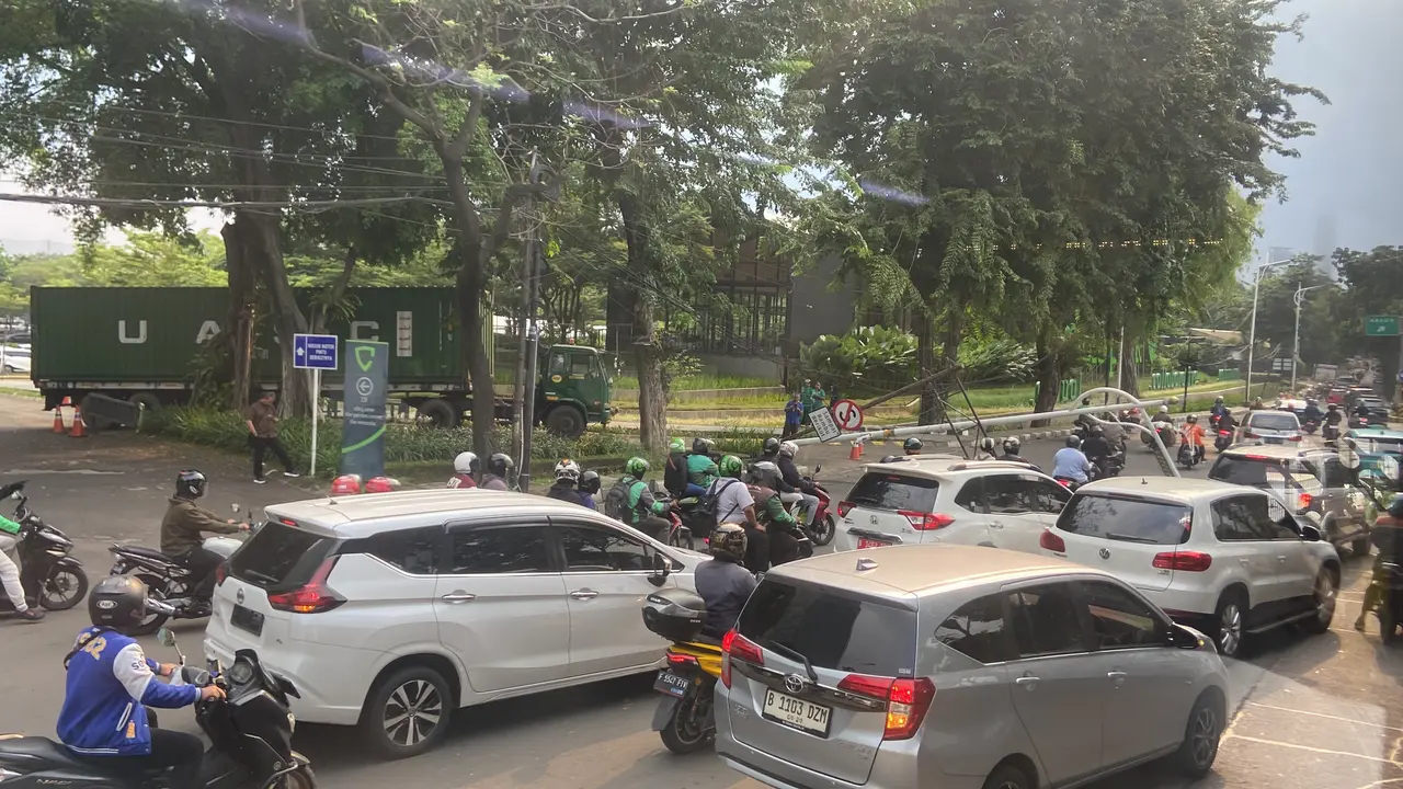 Sebuah lampu kota penerang jalan di kawasan Cilandak, Jakarta Selatan ambruk.