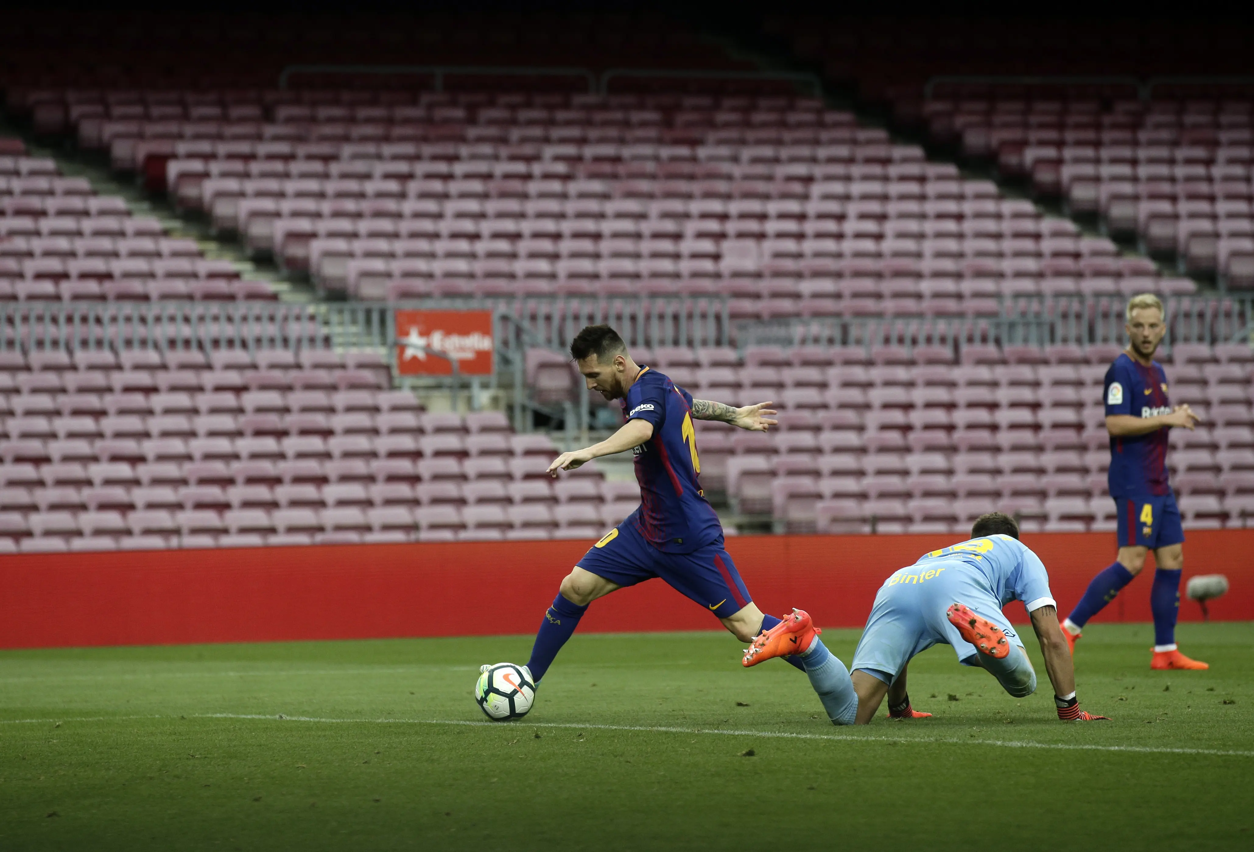 Penyerang Barcelona, Lionel Messi, melewati kiper Leandro Chichizola, untuk mencetak gol pertama ke gawang Las Palmas pada laga di Camp Nou, Minggu (1/10/2017). (AP Photo/Manu Fernandez)