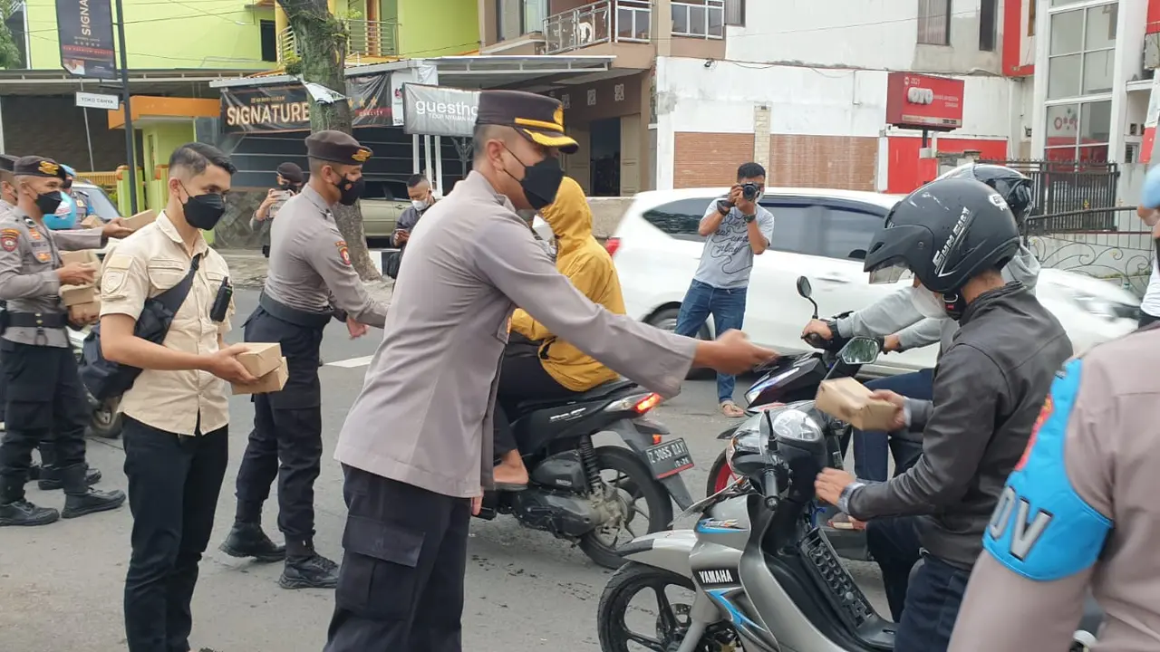 Wakapolres Garut Kompol Yopy M. Suryawibawa, bersama para anggota Polres Garut tengah membagikan paket takjil gratis bagi pengguna jalan, Senin (4/4/2022) petang.