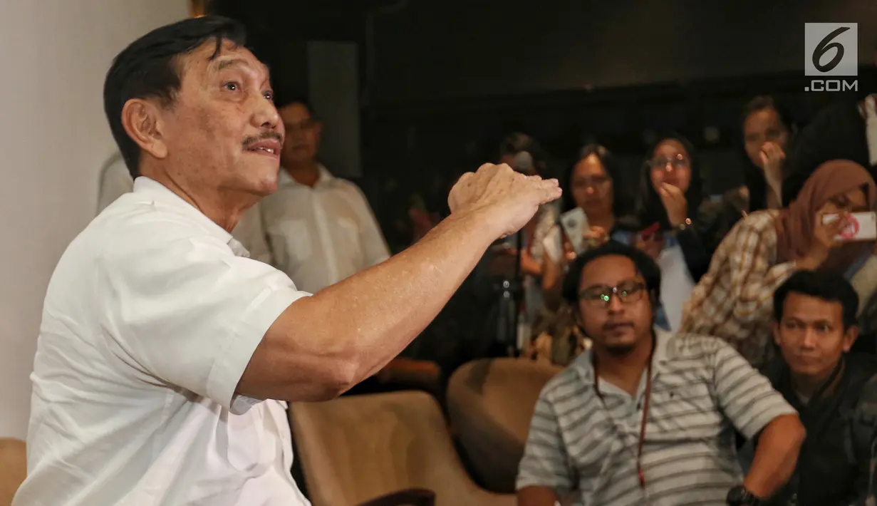 Menko Bidang Kemaritiman Luhut Binsar Pandjaitan memberi keterangan pers menjelang pengumuman hasil Pemilu 2019 di Hotel Akmani Jakarta, Senin (20/5/2019). Menko Luhut mengatakan pemerintah tetap menjalankan aturan sesuai dengan perundang-undangan yang berlaku. (Liputan6.com/Johan Tallo)