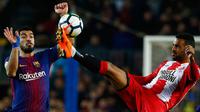 Pemain Girona, Jonas Ramalho (kanan) berusaha membuang bola dari kejaran penyerang Barcelona, Luis Suarez pada pertandingan La Liga Spanyol di stadion Camp Nou (25/2). Barcelona menang telak 6-1 atas Girona. (AP Photo/Manu Fernandez)