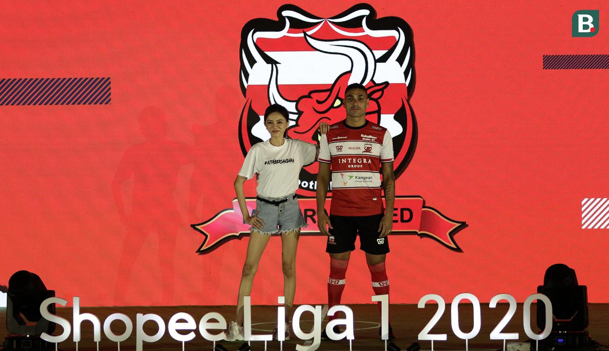 Pemain Madura United, Jaimerson Xavier, menunjukan jersey Madura United saat launching Shopee Liga 1 di Hotel Fairmont, Jakarta, Senin (24/2). Sebanyak 18 klub pamerkan jersey untuk kompetisi Shopee Liga 1 2020. (Bola.com/Yoppy Renato)