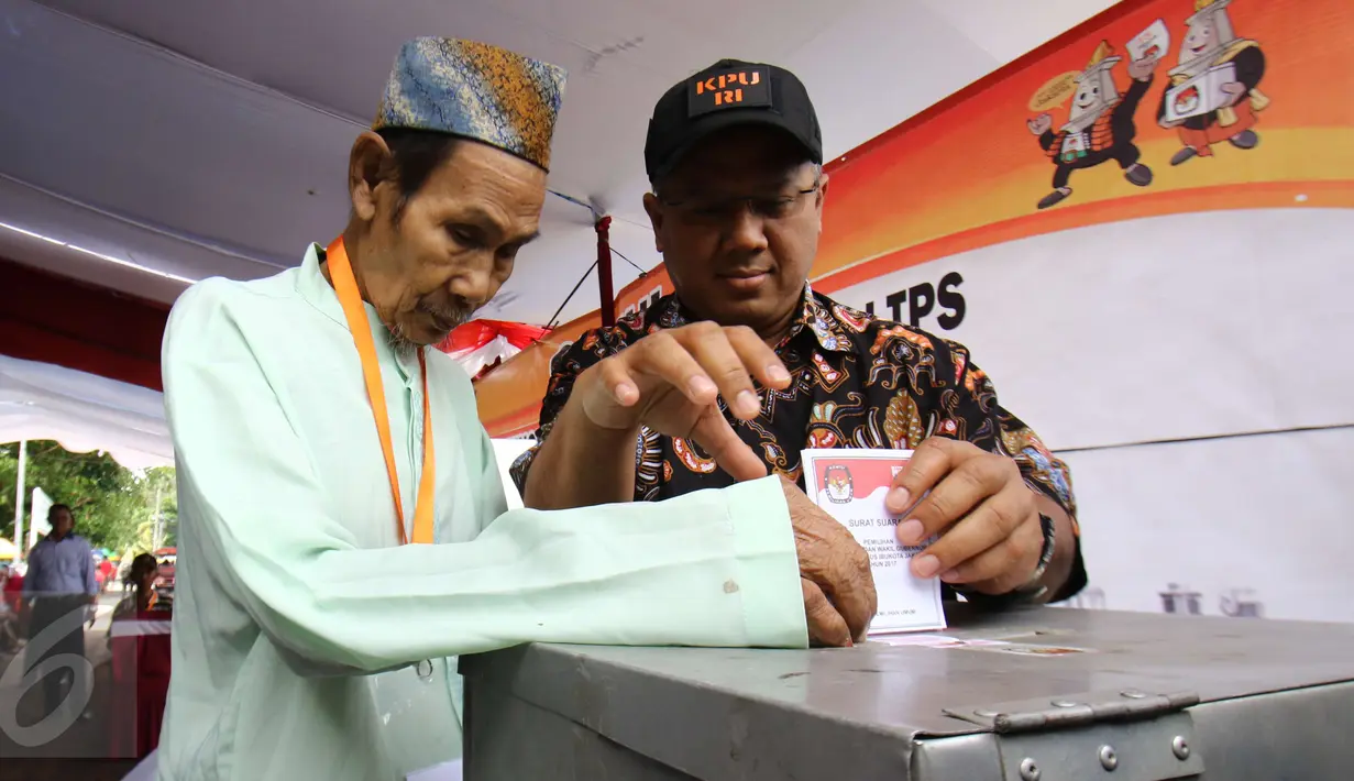 Komisioner KPU, Arief Budiman mendampingi penyandang disabilitas memasukan surat suara di Pulau Pramuka, Kepulauan Seribu, Jakarta, Sabtu (4/2). Simulasi dilakukan demi menjaga ke utuhan prosedur yang ditentukan KPU RI. (Liputan6.com/Helmi Afandi)