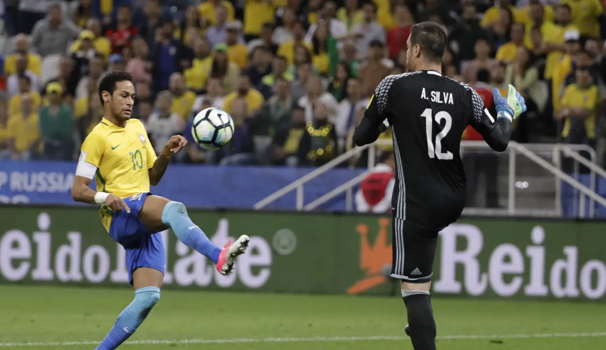 Gaya Neymar mengecoh kiper Paraguay, Antony Silva pada laga Kualifikasi Piala Dunia 2018 zona Conmebol di Arena Corinthians Stadium,  Sao Paulo, Brasil, Selasa (28/3/2017). Brasil menang 3-0. (AP/Andre Penner)
