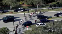Setidaknya 17 orang tewas dan 17 lainnya dilarikan ke rumah sakit dalam penembakan di sebuah sekolah menengah di Parkland, Florida, pada Rabu, 14 Februari 2018 waktu setempat. (Mike Stocker/South Florida Sun-Sentinel via AP)