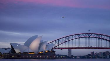 Pertunjukan cahaya di Jembatan Harbour di Sydney, Australia, pada 16 November 2020 dalam rangka memperingati ulang tahun ke-100 maskapai Qantas. Qantas Airlines telah berdiri selama 100 tahun, menjadikannya salah satu maskapai penerbangan tertua yang terus beroperasi di dunia. (Xinhua/Bai Xuefei)