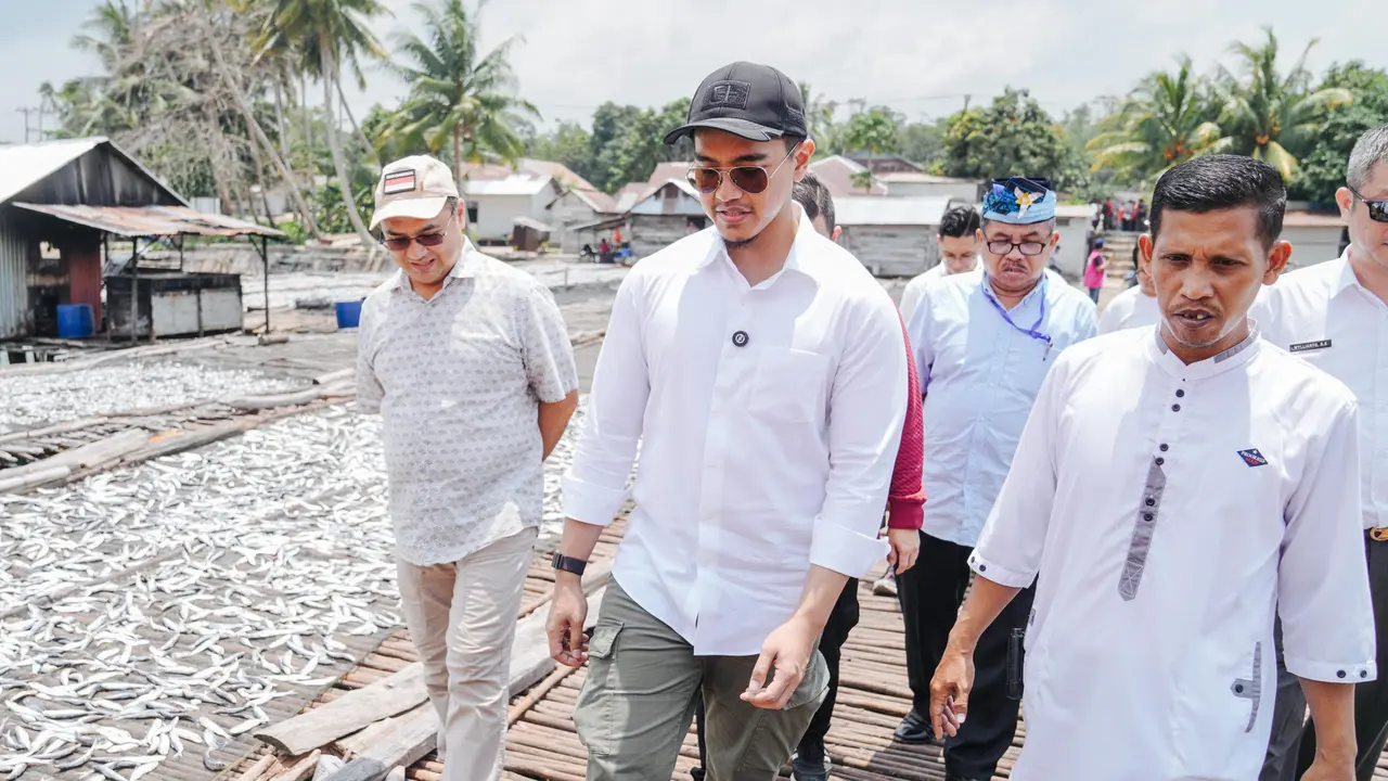 Ketua Umum Partai Solidaritas Indonesia (PSI) Kaesang Pangarep melakukan safari politiknya ke kampung nelayan di Tanjung Binga, Belitung.