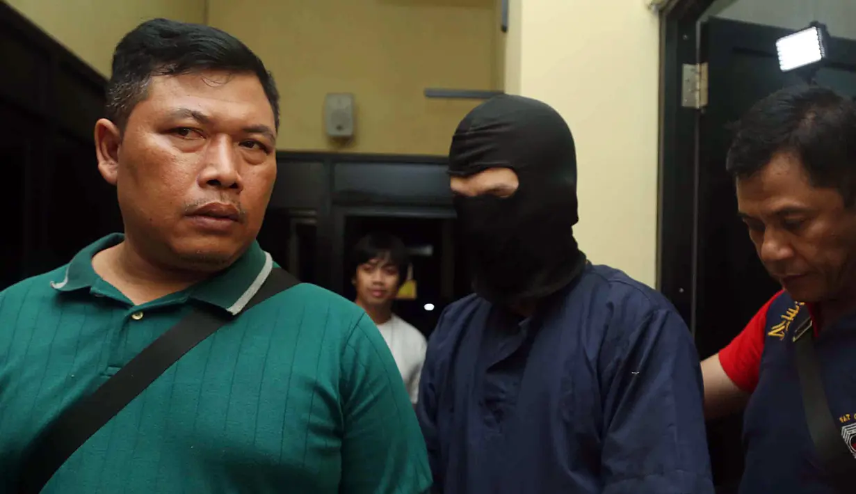 Saat ditangkap di lantai 2 bersama keempat temannya, Jupiter kedapatan memiliki satu paket sabu seberat 0,54 gram didalam tasnya. Sedangkan satu bandar berinisial F, memiliki 3 paket sabu. (Deki Prayoga/Bintang.com)