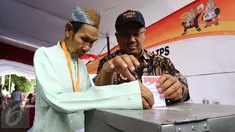 Komisioner KPU, Arief Budiman mendampingi penyandang disabilitas memasukan surat suara di Pulau Pramuka, Kepulauan Seribu, Jakarta, Sabtu (4/2). Simulasi dilakukan demi menjaga ke utuhan prosedur yang ditentukan KPU RI. (Liputan6.com/Helmi Afandi)