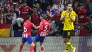 Pemain Atletico Madrid, Rodrigo De Paul, melakukan selebrasi setelah mencetak gol ke gawang Borussia Dortmund pada leg pertama perempat final Liga Champions di Stadion Metropolitano, Kamis (11/4/2024). Los Rojiblancos menang dengan skor 2-1. (AP Photo/Manu Fernandez)