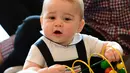 Nah ini saat Prince George berusia 9 buluan alias tahun 2014. Prince George lagi asyuk main saat berkunjung ke rumah gubernur di Wellington nih! (Cosmopolitan)