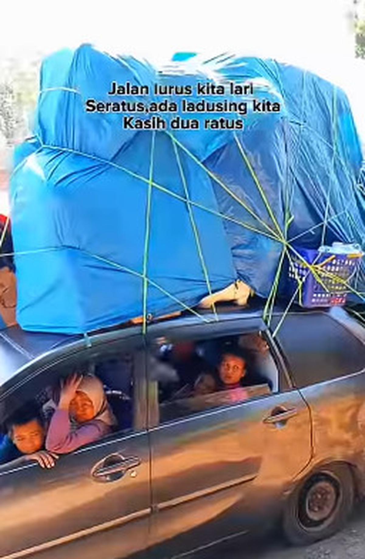 Penampakan Mobil Pemudik Bawa 'Segunung' Barang di Atap