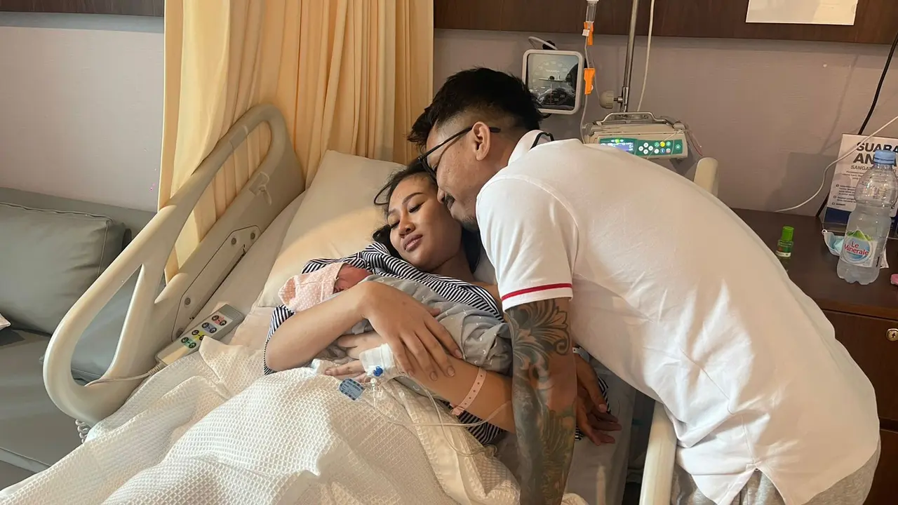 YouTuber Kaisar Kumis dan istrinya, Isabelle, menyambut kehadiran si buah hati (https://www.instagram.com/p/CiT4VaUv6MH/)